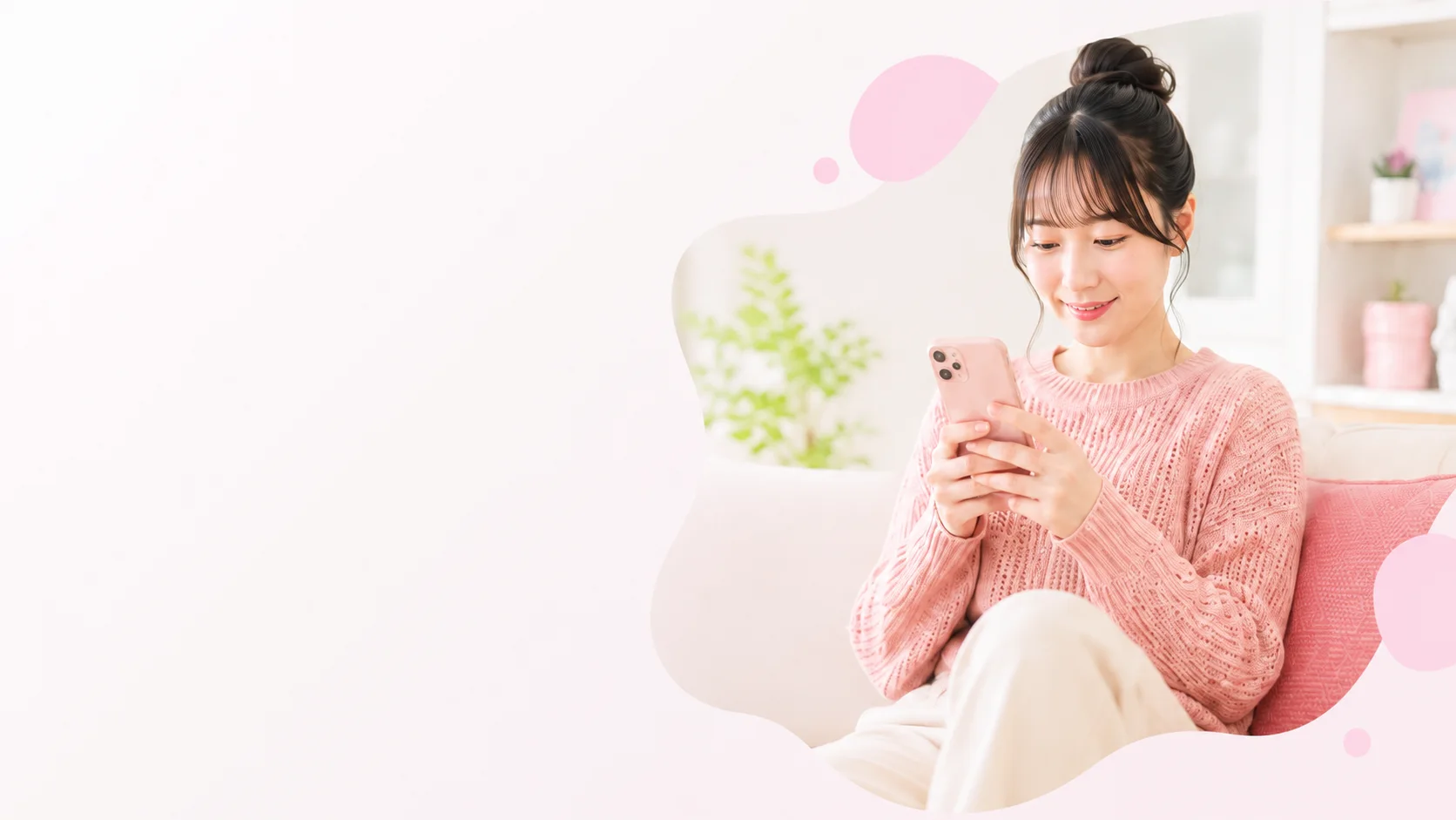 スマホを見ながらくつろぐ女性